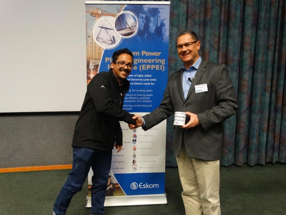 EE student receiving award