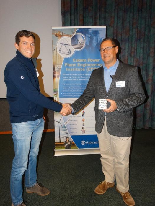 EE student receiving award