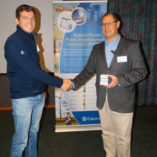 EE student receiving award